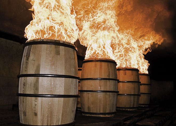 Ủ rượu whisky trong thùng gỗ sồi