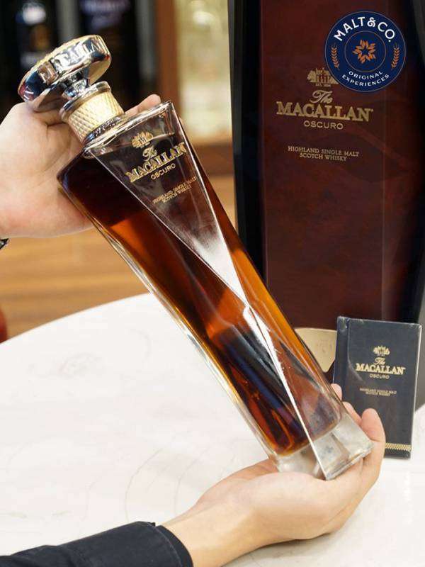 Chai rượu Macallan Oscuro thực khi khách hàng mua sản phẩm