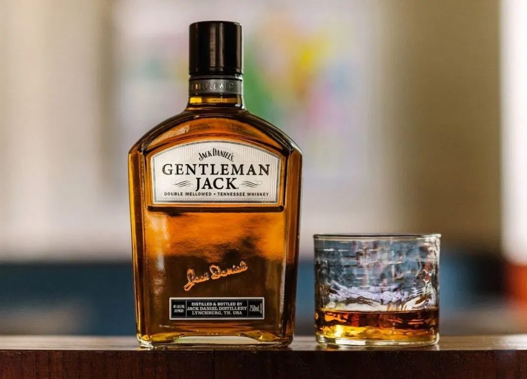 Gentleman jack. Виски Джек Дэниэлс Gentleman Jack. Виски джентльмен Джек Рэар Теннесси. Виски Джек Дэниэлс джентльмен. Виски джентльмен Джек Реар.