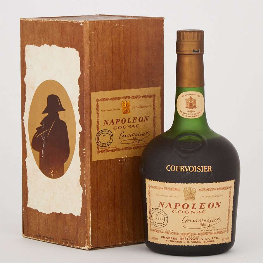 Курвуазье наполеон. Napoleon Cognac Courvoisier. Коньяк Курвуазье Napoleon. Napoleon curvuaze коньяк. Коньяк Наполеон Курвуазье Франция.